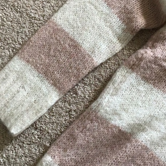 Never Worn American Eagle Sweater - Picture 3 of 3